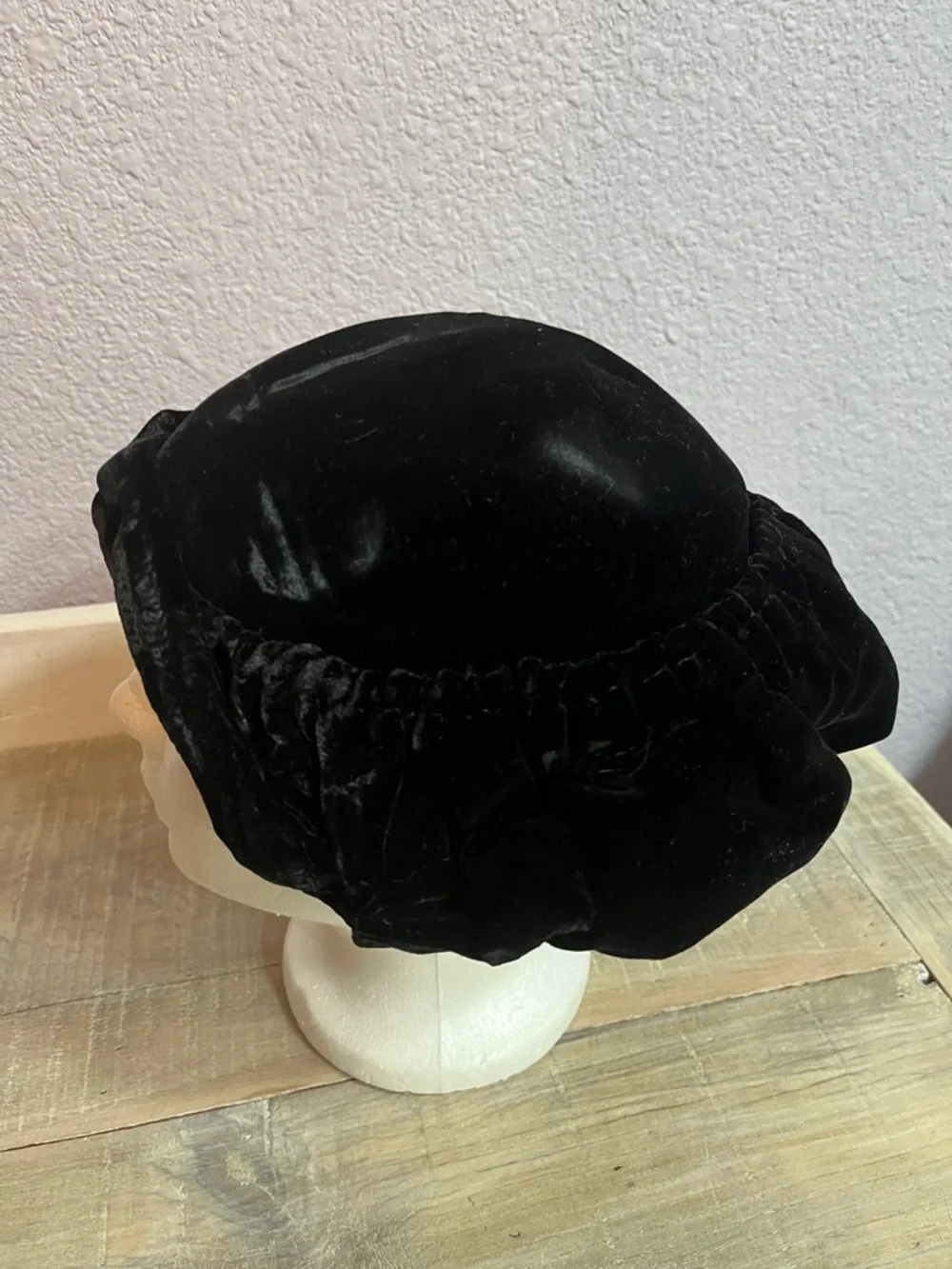 Vintage 40’s/50’s  Black Velvet Women's Cloche Hat with  Rhinestone Detail - Picture 5 of 7